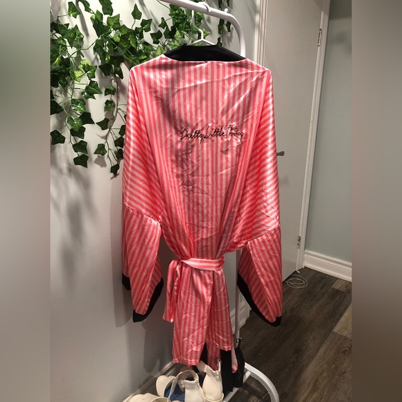 Pretty little thing satin robe - Picture 2 of 3